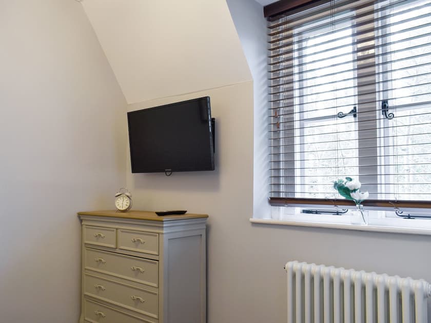 Attractive double bedroom | Salomons Country Cottage, Tunbridge Wells