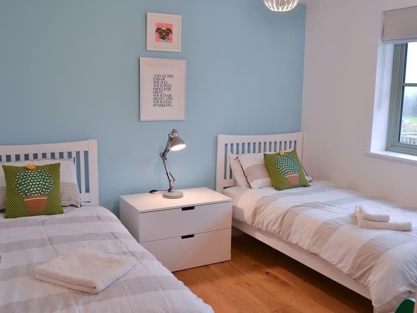Twin bedroom | Hen Harrier Lodge, St Columb Major, near Padstow