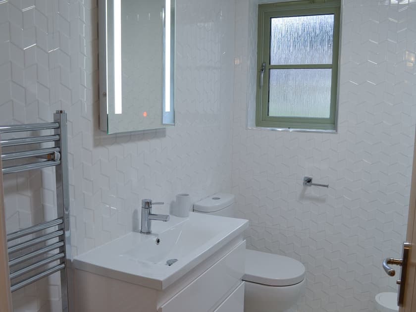 Bathroom with shower over bath | Hen Harrier Lodge, St Columb Major, near Padstow
