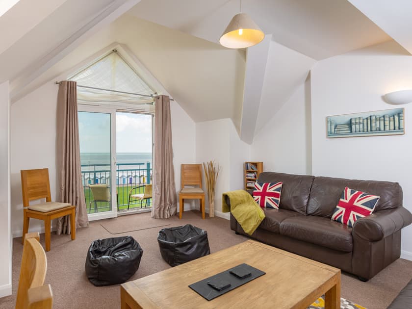 Light and airy living area | 11 Belvedere Court - Belvedere Court, Paignton