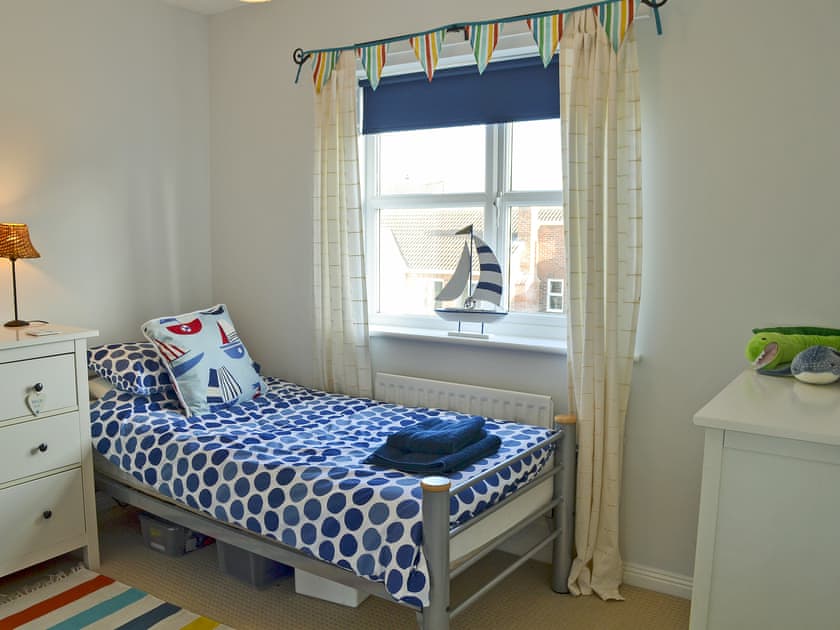 Comfortable twin bedroom | Captain Ron’s, Beadnell, near Alnwick