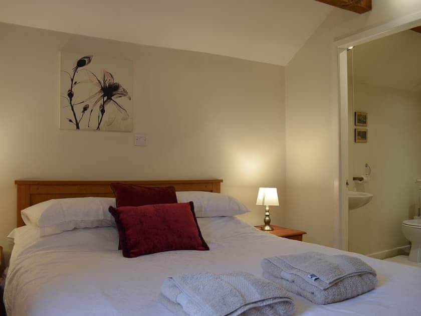 Double bedroom with en-suite | Valley View, Burnsall, near Skipton