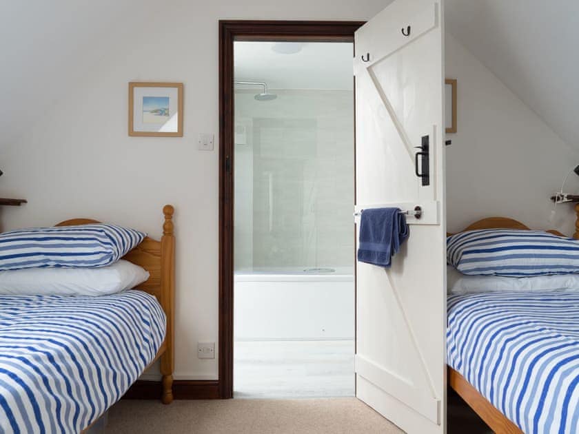 Twin bedroom with en-suite bathroom | Poirot Cottage - Coppers Cottages, Lyme Regis