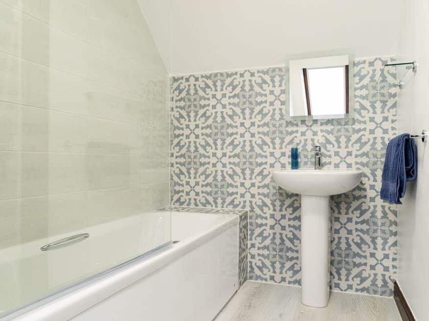 en-suite to the twin bedroom | Poirot Cottage - Coppers Cottages, Lyme Regis