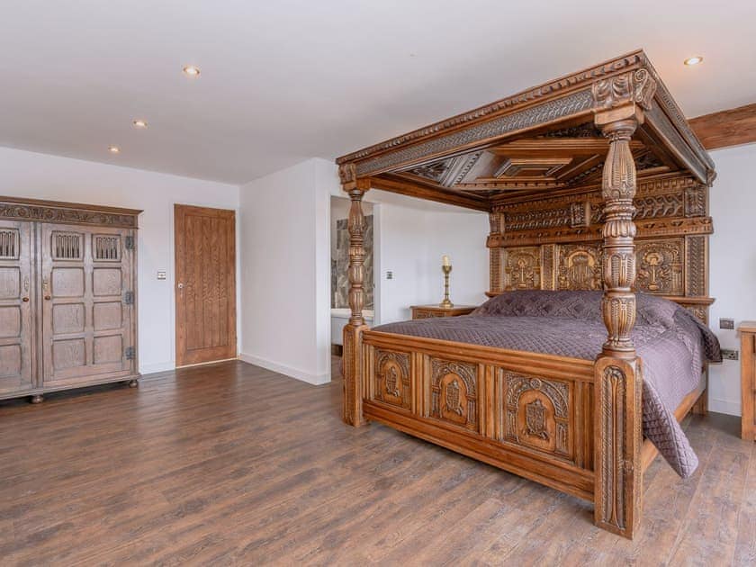 Spacious en-suite four poster bedroom | Olive Lodge, Melbourne, near Derby