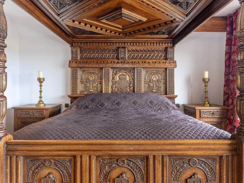 Ornate en-suite four poster bedroom | Olive Lodge, Melbourne, near Derby