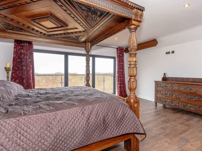 Peaceful en-suite four poster bedroom | Olive Lodge, Melbourne, near Derby