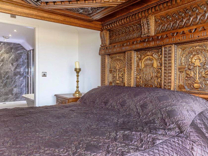 Inviting en-suite four poster bedroom | Olive Lodge, Melbourne, near Derby