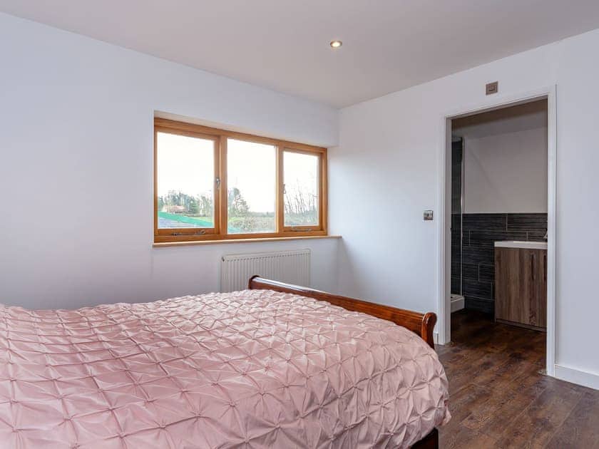 Spacious en-suite double bedroom | Olive Lodge, Melbourne, near Derby