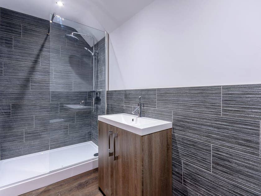 En-suite Bathroom with shower over bath | Olive Lodge, Melbourne, near Derby