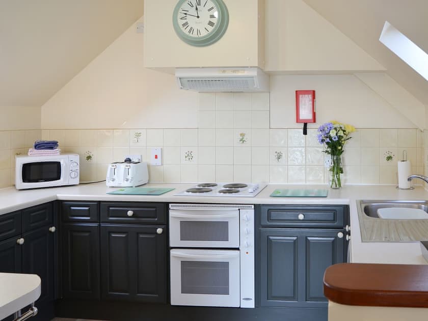 Well presented kitchen area | Solace - Simpson’s Boatyard, Stalham