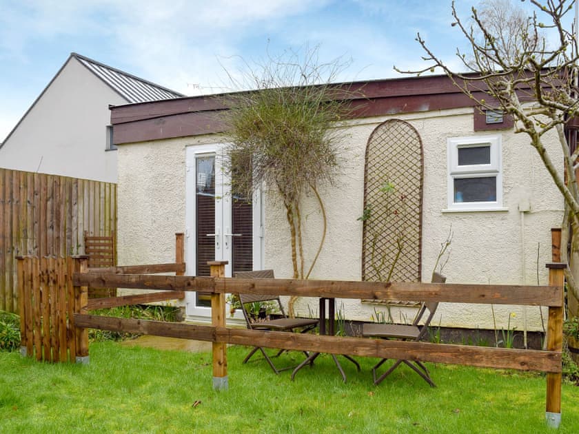 Sitting out are and lawned garden | The Studio, Long Hanborough, near Witney