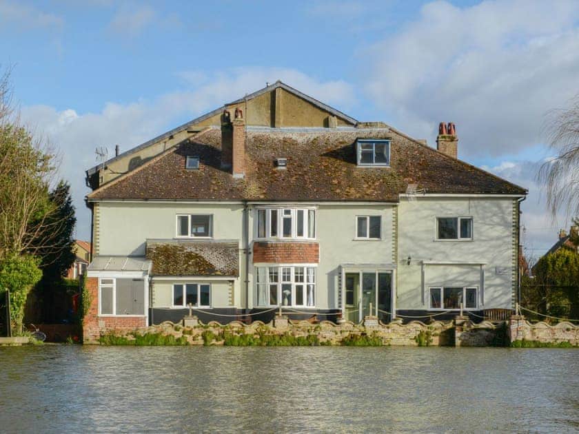 Stunning holiday home | Riverside House, Beccles