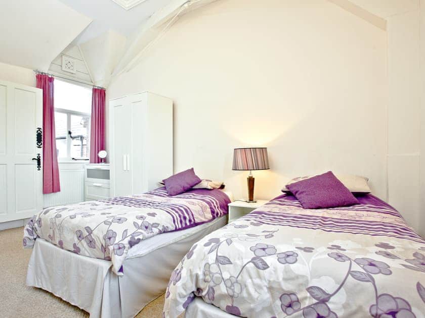 Comfy twin bedroom | 4 The Manor House, Torquay
