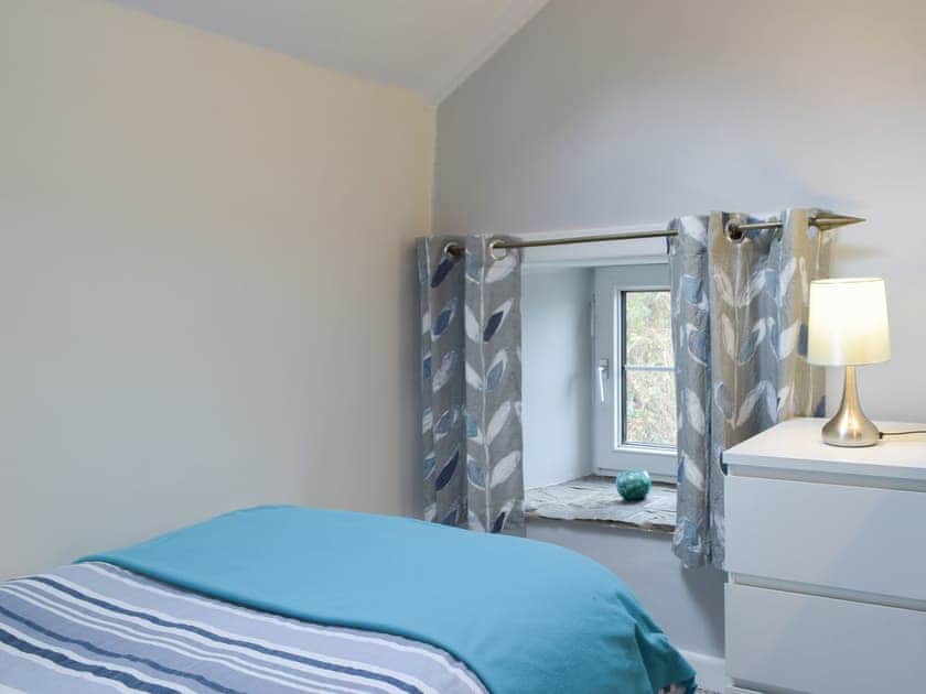 Twin bedroom with sloping ceiling | Parcllwyd Cottage, Cilgerran, near Cardigan