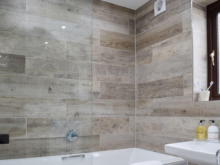Gorgeous contemporary bathroom with shower over the bath | Lower Marcam, Salcombe