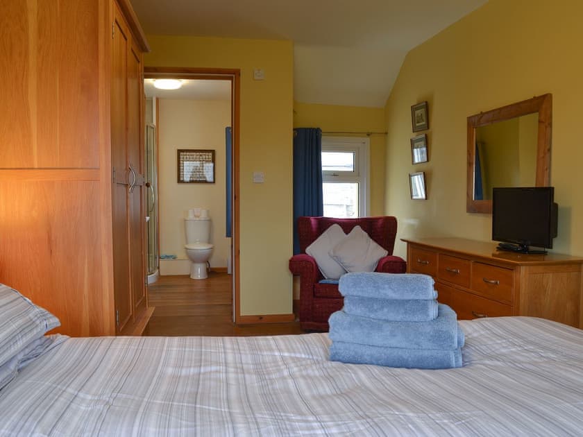 Double bedroom with en-suite | Orchard Cottage - Orchard Farm, Bideford