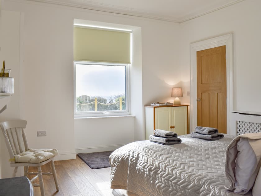 Attractive double bedroom | Loanmhor, West Bennan, near Shannochie