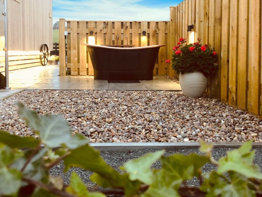 Quirky outdoor bath tub | Little Willow - Drumbain, Near Gatehouse of Fleet