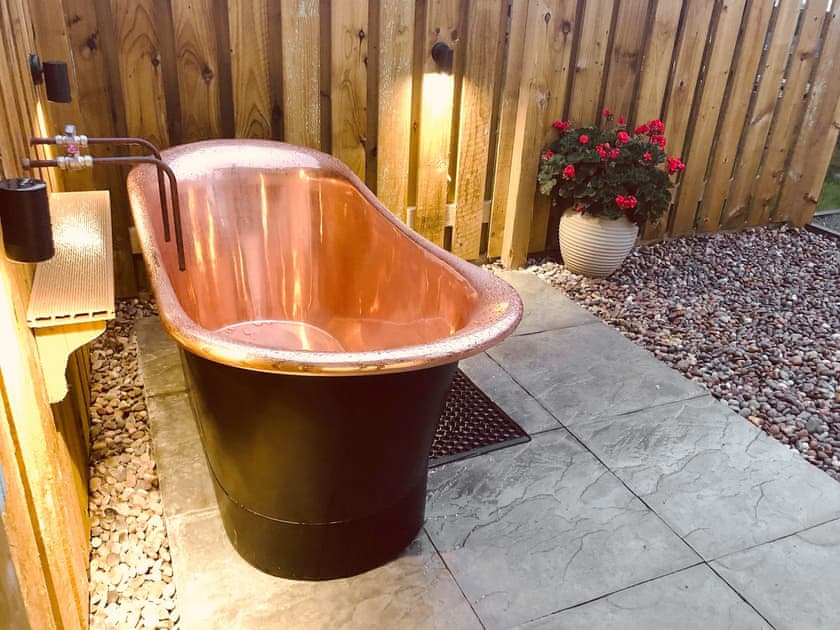 Relaxing outdoor bath tub | Little Willow - Drumbain, Near Gatehouse of Fleet