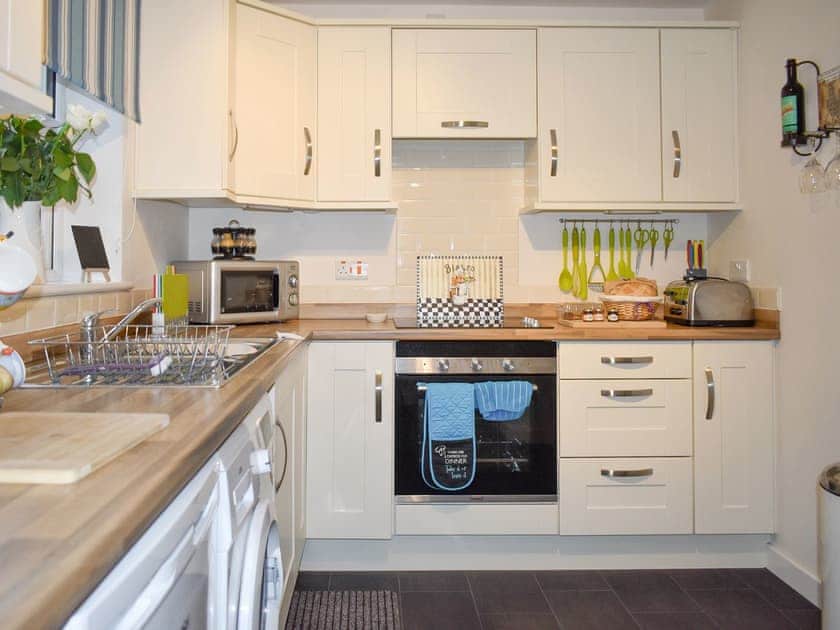 Well-equipped fitted kitchen | Mountain View, Blaenau Ffestiniog