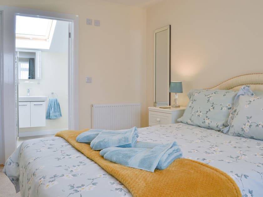 Delightful bedroom with en-suite | Driftwood, Port Isaac