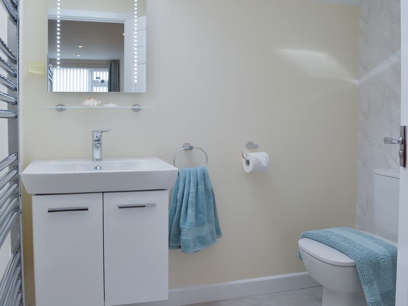En-suite with heated towel rail | Driftwood, Port Isaac