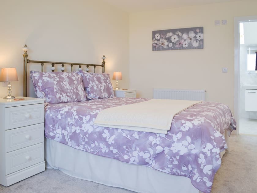Delightful bedroom with en-suite | Driftwood, Port Isaac