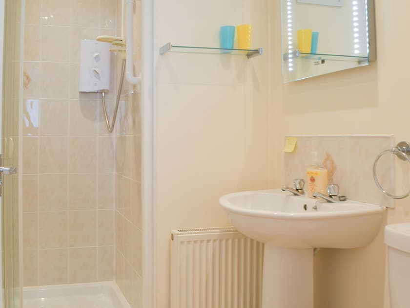 Practical and convenient en-suite shoer | Driftwood, Port Isaac