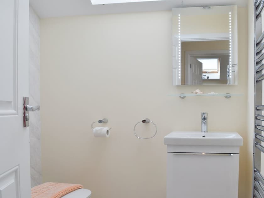 En-suite with heated towel rail | Driftwood, Port Isaac