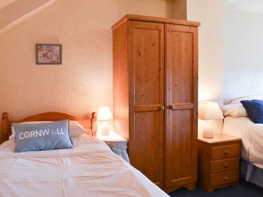 Twin bedroom | Holly - Trecan Farm Cottages, Lanreath, near Looe