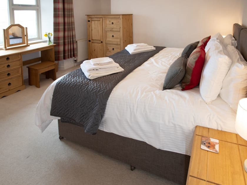 Attractive en-suite double bedroom | Balloan Farm Cottage, Lairg