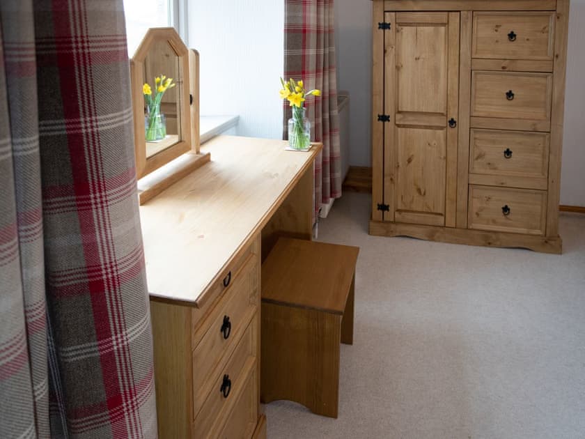 Ample storage within the en-suite double bedroom | Balloan Farm Cottage, Lairg