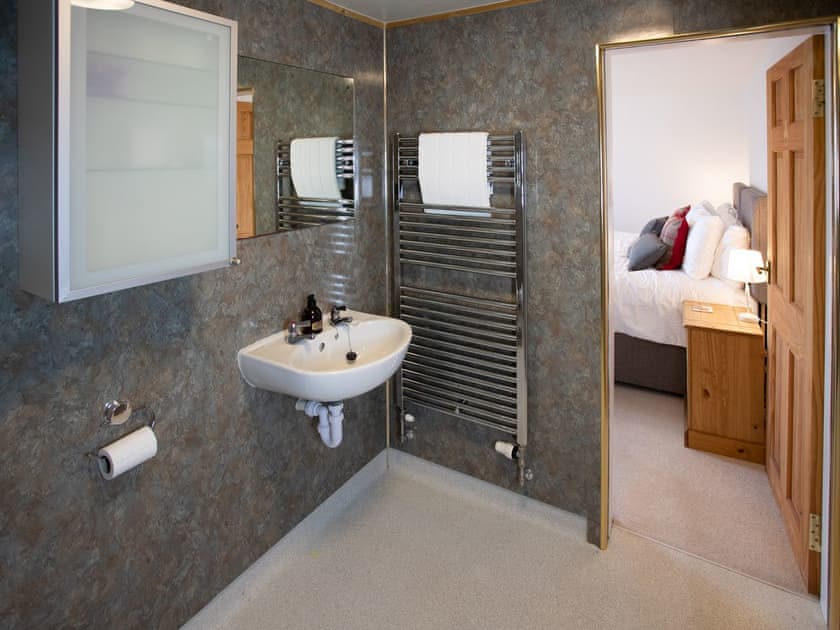 En-suite wet room with heated towel rail | Balloan Farm Cottage, Lairg