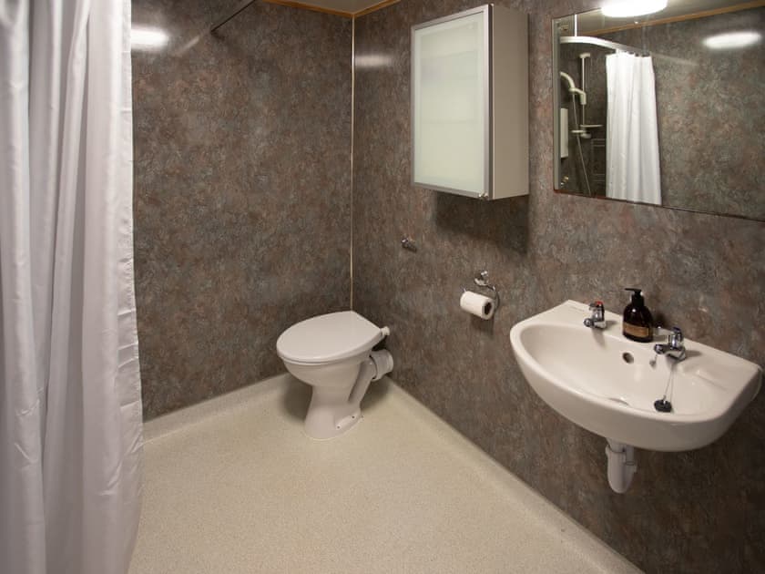 En-suite wet room with heated towel rail | Balloan Farm Cottage, Lairg