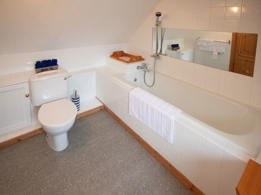First floor bathroom | Balloan Farm Cottage, Lairg