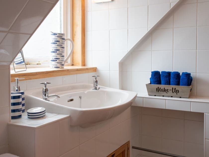 First floor bathroom | Balloan Farm Cottage, Lairg