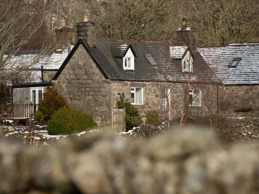 Lovely stone-built holiday home | Balloan Farm Cottage, Lairg