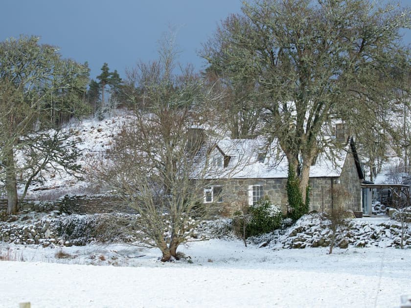 Beautifully located holiday home | Balloan Farm Cottage, Lairg