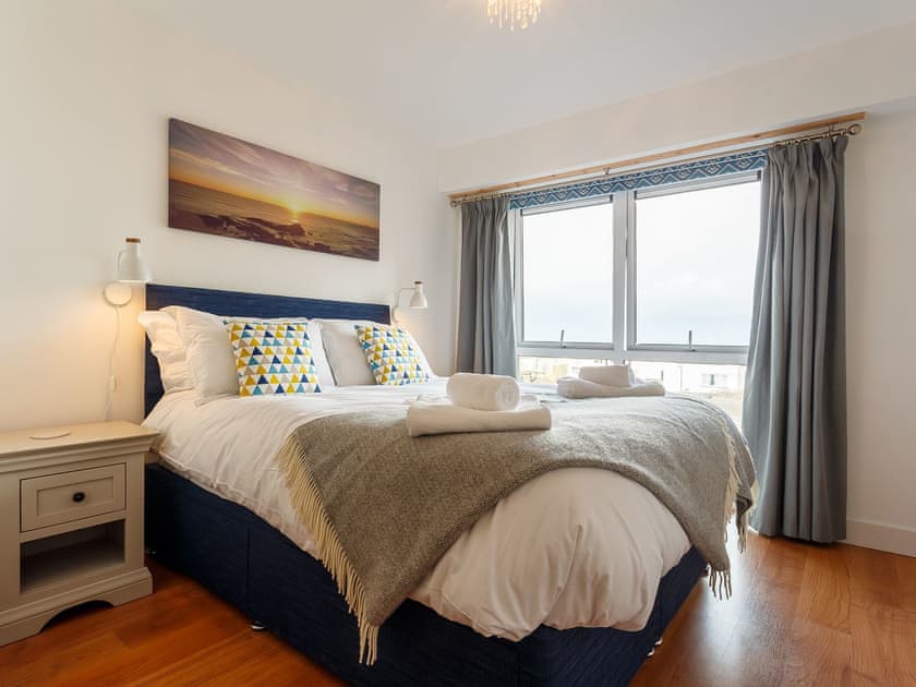 Comfortable double bedroom with en-suite | Fistral Waves - Ocean 1 Apartments, Newquay