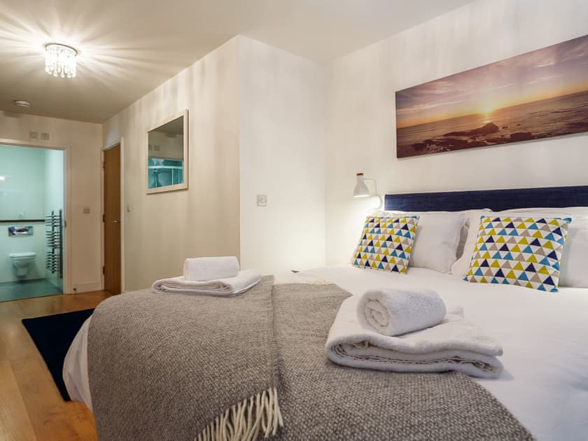 Comfortable double bedroom with en-suite | Fistral Waves - Ocean 1 Apartments, Newquay