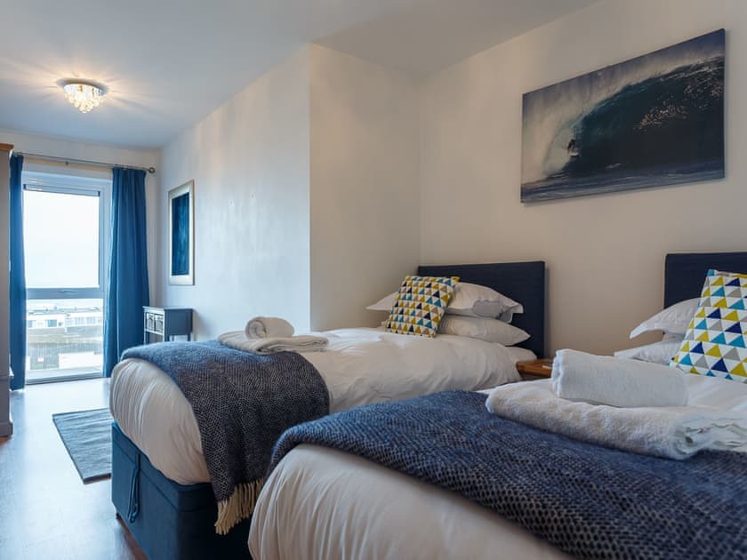 Comfy twin bedroom | Fistral Waves - Ocean 1 Apartments, Newquay