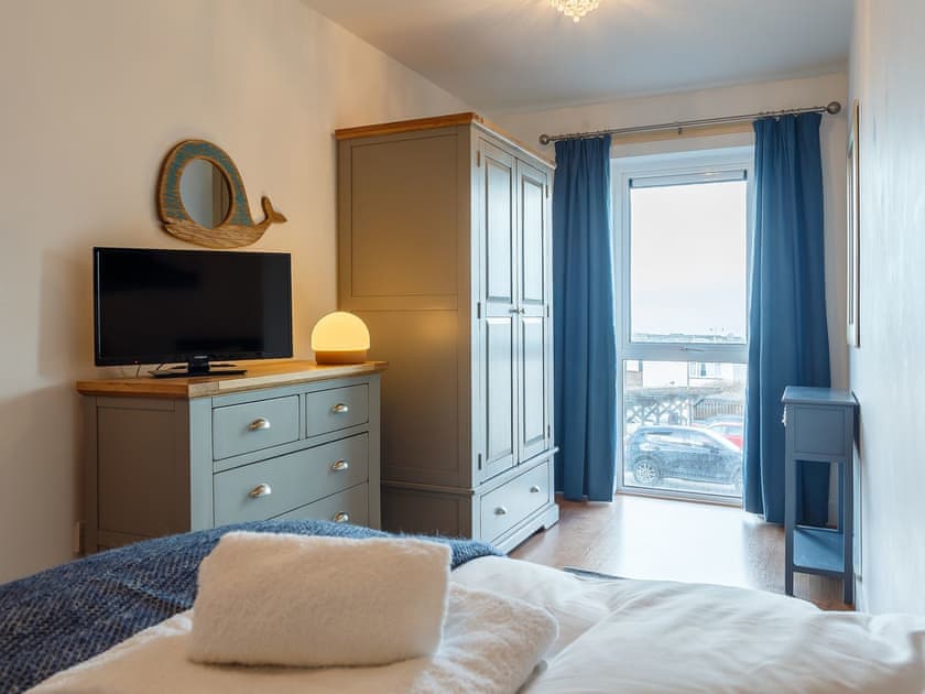 Comfy twin bedroom | Fistral Waves - Ocean 1 Apartments, Newquay
