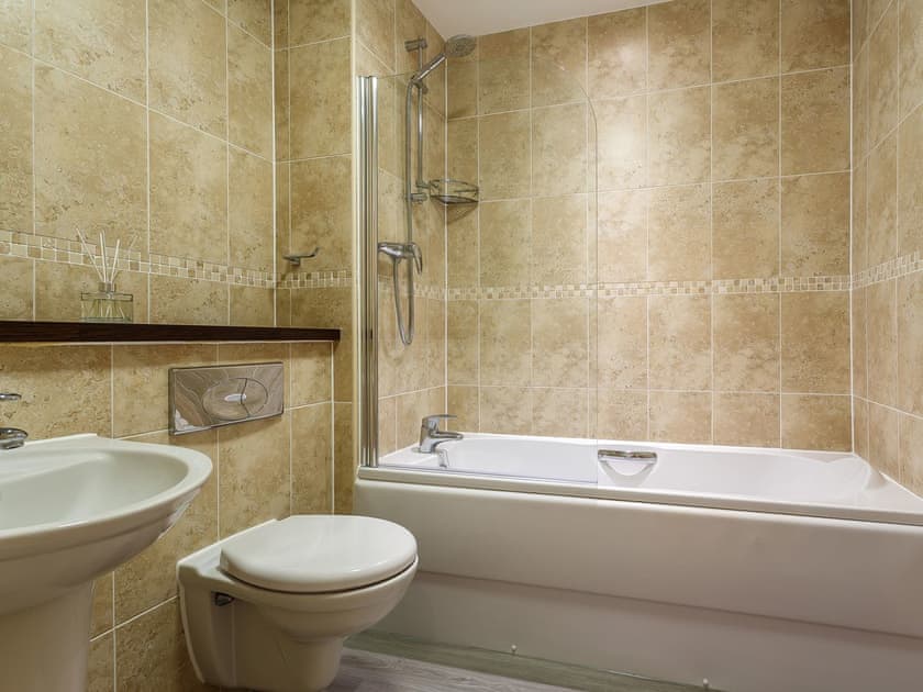 Bathroom | Fistral Waves - Ocean 1 Apartments, Newquay