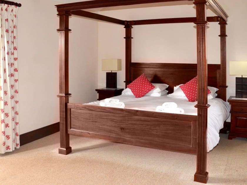Romantic four poster bedroom | Kingfisher Barn - Piggyback Barns, Sculthorpe, Fakenham