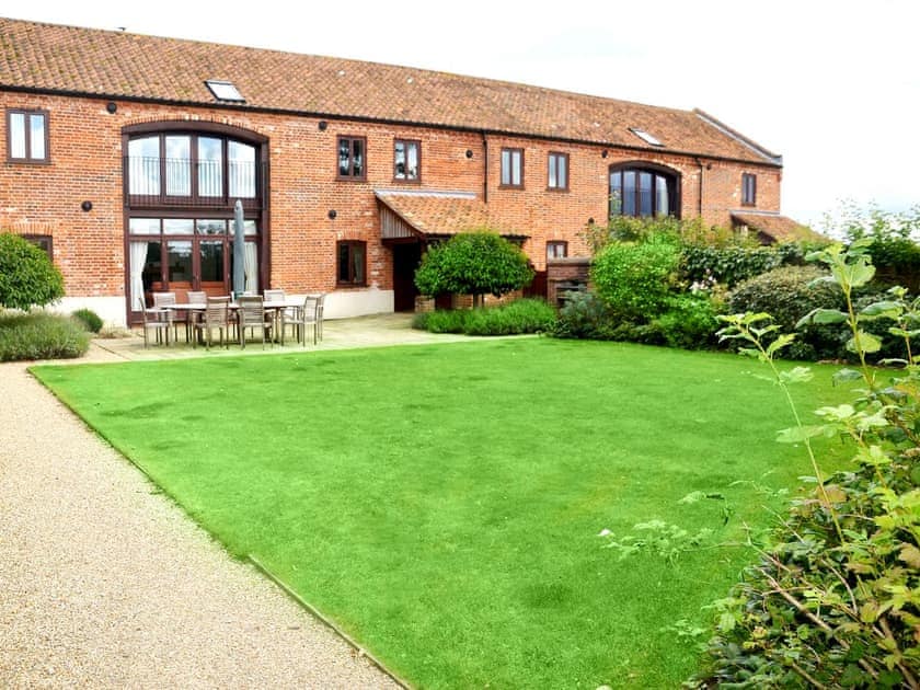 Large lawned garden | Kingfisher Barn - Piggyback Barns, Sculthorpe, Fakenham