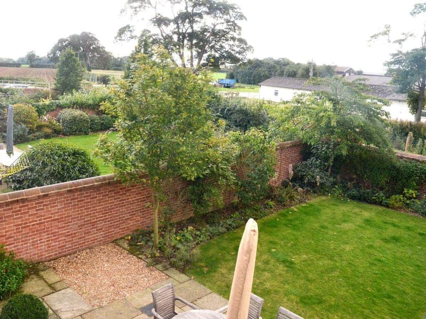 Lawned garden with gravelled area | Kingfisher Barn - Piggyback Barns, Sculthorpe, Fakenham