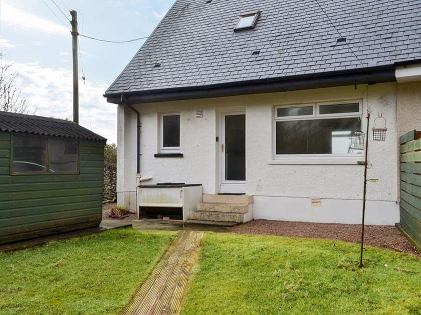 Small enclosed, lawned garden with garden furniture | Seaview Cottage, Ellenabeich, near Oban