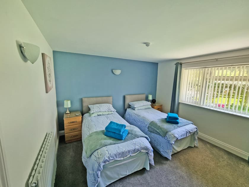 Relaxing twin bedroom | Camellia Cottage - Kilbol Country Cottages, Polmassick, near St Austell