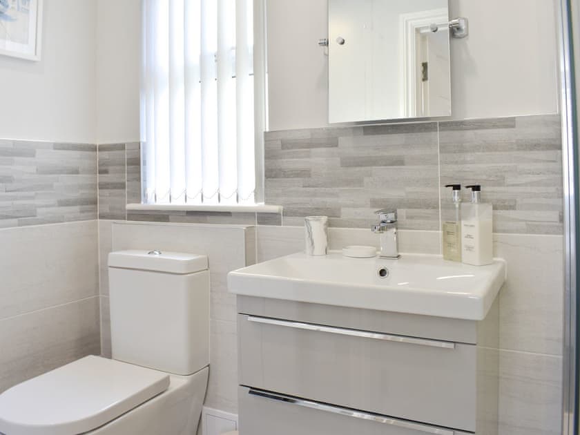En-suite shower room | Camellia Cottage - Kilbol Country Cottages, Polmassick, near St Austell